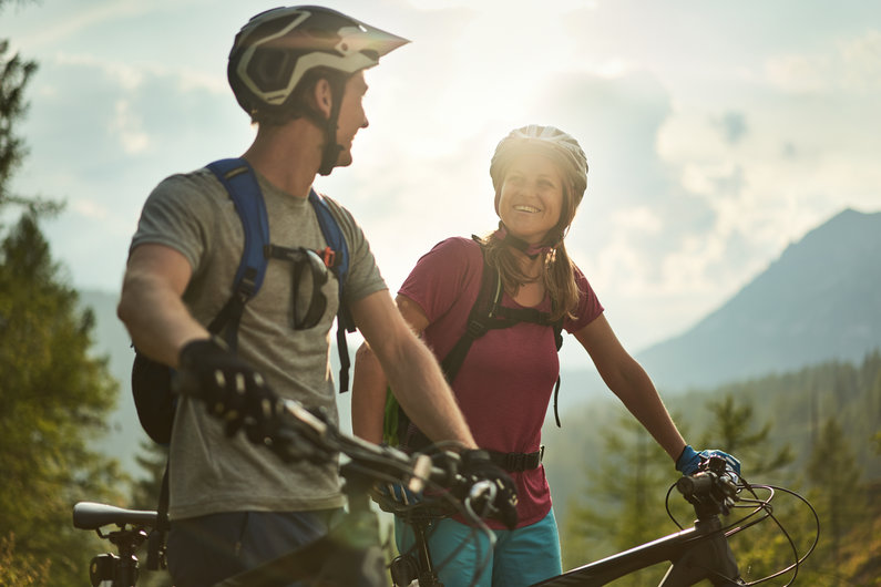 Zwei Radfahrer in der Urlaubsregion Schladming-Dachstein | © Peter Burgstaller