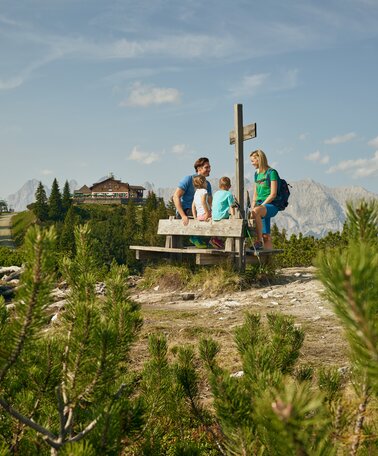 Familie genießt die Aussicht am Gipfel | Schladming-Dachstein | © Peter Burgstaller