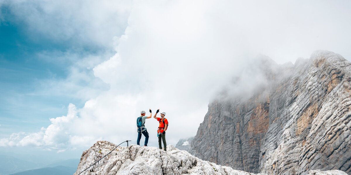 Ein Paar welches am Dachstein klettert und das Panorama genießt  | © Matthäus Gartner 