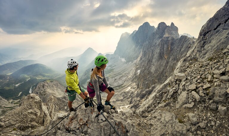 Kletterer genießen den Ausblick am Dachstein | © Peter Burgstaller
