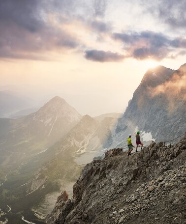 Blick auf zwei Kletterer am Dachstein | © Peter Burgstaller
