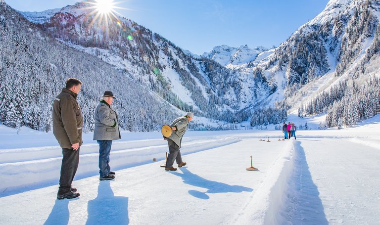Eisstockschießen im Ennstal | © René Eduard Perhab