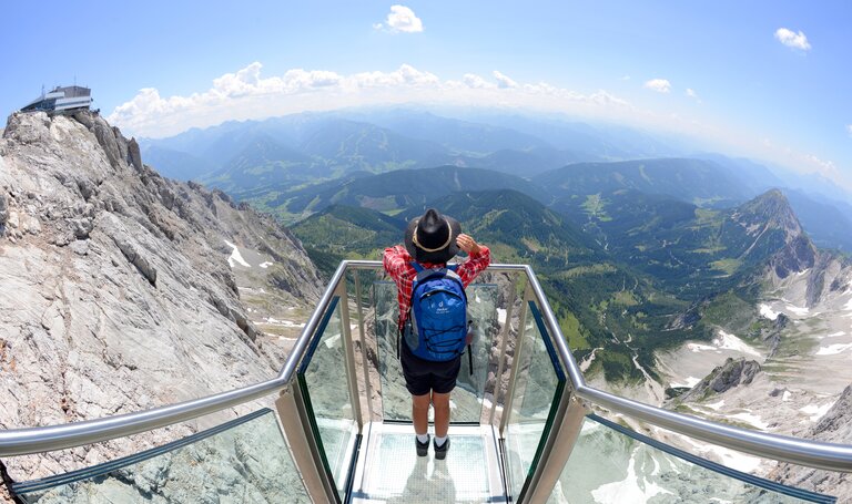 Hiker enjoys the view from the Dachstein staircase | © Gery Wolf