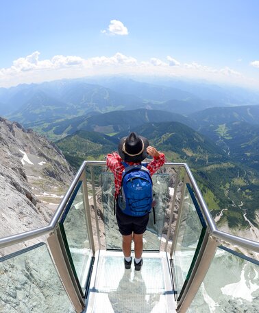 Wanderer genießt den Ausblick von der Dachstein Treppe | © Gery Wolf