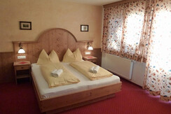 Großes Doppelbett im Doppelzimmer