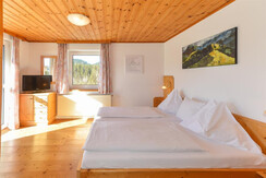 Schlafzimmer 1