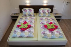 Schlafzimmer 1 (2)