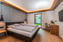 Alpenherzog Schlafzimmer 2 -- Almadel