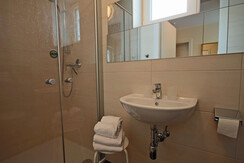 Badezimmer mit Dusche und WC