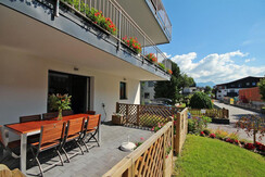 Wunderschöne Sonnenterrasse mit Gartenanteil