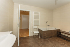 Badezimmer mit Wanne und Dusche
