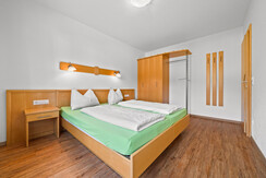 Schlafzimmer 1