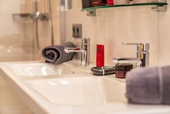 Doppelwaschbecken im Badezimmer