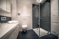 Bad mit Dusche und WC