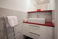 Waschbecken in der separaten Toilette