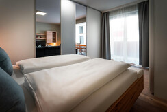 B7 - Schlafzimmer 2 mit Balkon und Wohnraumblick