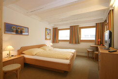 Schlafzimmer mit Doppelbett Top 4