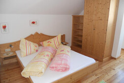 Schlafzimmer mit Vollholzmöbel