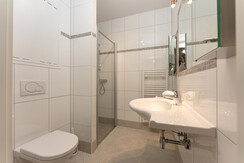 Augasse B 10 Badezimmer mit Dusche und WC