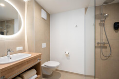 BASE 2.01 | badezimmer 1 mit dusche & wc