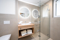BASE 2.02 | badezimmer mit dusche & wc