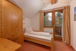 Schlafzimmer 2 mit Einzelbett und Balkon