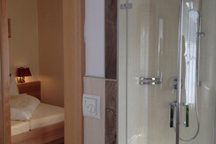 Zimmer Hochwurzen mit Regendusche