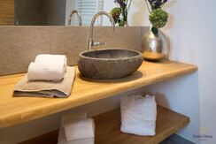 Badezimmer mit Dusche und Waschtisch