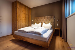 2 Schlafzimmer mit Doppelbett