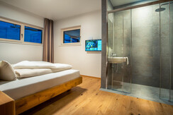 Two Basic - Schlafzimmer mit En-Suite Badezimmer