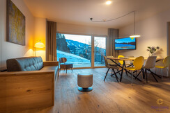 Wohnraum mit Blick in die Stadt Schladming