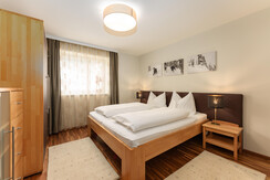 Schlafzimmer 1 mit Doppelbett Top 4