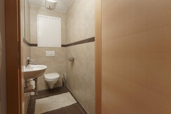 Crystal 6 Toilette mit Waschtisch