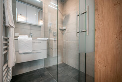 Badezimmer mit Regendusche