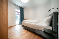 Zweites Schlafzimmer mit direktem Terrassenzugang