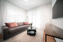 Wohnzimmer mit Zugang zum Balkon