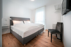 Zweites Schlafzimmer mit gemütlichem Boxspringbett
