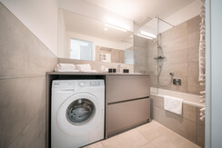 Badezimmer mit Badewanne und integrierter Dusche