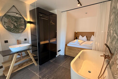 Desingerbad mit Badewanne und Dusche