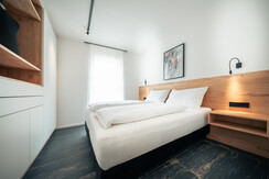 Schlafzimmer mit Boxspringbett