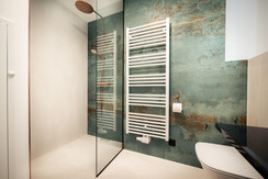 Badezimmer mit Regendusche und Waschtisch