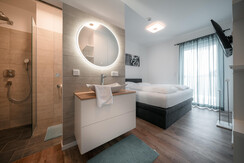Badezimmer mit Regendusche