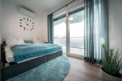 Wohnzimmer mit gemütlicher ausziehbarer Couch