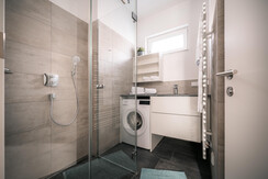 Zweites Badezimmer mit Regendusche & Waschmaschine