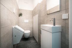 Separates WC mit Pissoir