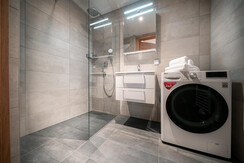 Badezimmer mit Waschmaschine