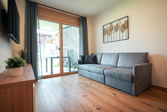 Wohnzimmer mit direktem Terrassenzugang