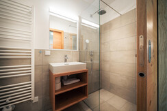 En-suit Badezimmer mit Regendusche