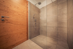 Hauptbadezimmer mit Regendusche