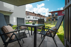 Terrasse mit viel Platz und Terrassenmöbel
